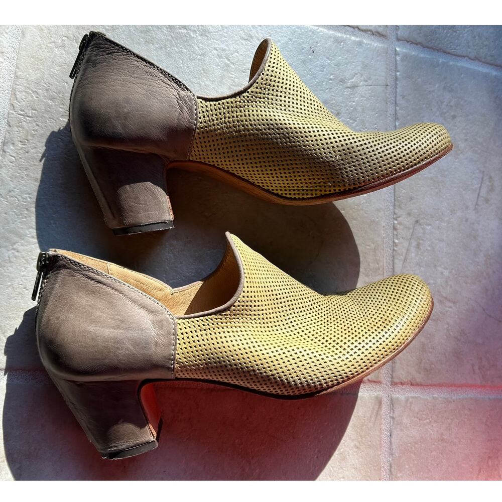 Italian Perforated Leather Bootie Heels Shootie Yellow Tan Gidigio Zipper Sz 40